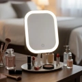 Dokunmatik LED Işıklı Kare Makyaj Aynası – Altı Organizer Kaseli, Ayarlanabilir Aydınlatmalı Masaüstü Makyaj ve Cilt Bakım Aynası