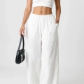 Kadın Beyaz Bol Kesim Cepli Geniş Paça Dökümlü Pantolon – Modern ve Şık Tasarım