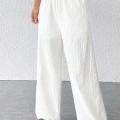Kadın Beyaz Bol Kesim Cepli Geniş Paça Dökümlü Pantolon – Modern ve Şık Tasarım