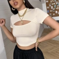 Kadın Ekru Göğüs Dekolteli Yarım Kollu Cut Out Crop Top Bluz – Şık, Rahat ve Kolay Kombinlenebilir