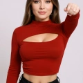Kadın Kırmızı Göğüs Dekolteli Uzun Kollu Cut Out Crop Top Bluz – Şık, Rahat ve Kolay Kombinlenebilir