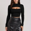 Kadın Siyah Göğüs Dekolteli Uzun Kollu Cut Out Crop Top Bluz – Şık, Rahat ve Kolay Kombinlenebilir