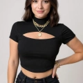Kadın Siyah Göğüs Dekolteli Yarım Kollu Cut Out Crop Top Bluz – Şık, Rahat ve Kolay Kombinlenebilir