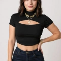 Kadın Siyah Göğüs Dekolteli Yarım Kollu Cut Out Crop Top Bluz – Şık, Rahat ve Kolay Kombinlenebilir