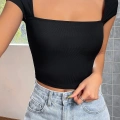 Kadın Siyah Kare Yaka Yarım Kol Göğüs Dekolteli Crop Top Bluz – Şık, Rahat ve Kolay Kombinlenebilir