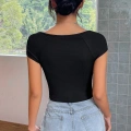 Kadın Siyah Kare Yaka Yarım Kol Göğüs Dekolteli Crop Top Bluz – Şık, Rahat ve Kolay Kombinlenebilir