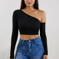 Kadın Siyah Tek Omuz Detaylı Uzun Kol Crop Top Bluz – Şık, Rahat ve Kolay Kombinlenebilir