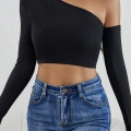 Kadın Siyah Tek Omuz Detaylı Uzun Kol Crop Top Bluz – Şık, Rahat ve Kolay Kombinlenebilir