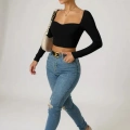 Kadın Siyah Uzun Kol Göğüs Dekolteli Şık Crop Top Bluz – Şık, Rahat ve Kolay Kombinlenebilir