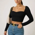 Kadın Siyah Uzun Kol Göğüs Dekolteli Şık Crop Top Bluz – Şık, Rahat ve Kolay Kombinlenebilir