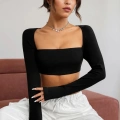 Kadın Siyah Uzun Kol Göğüs ve Sırt Dekolteli Crop Top Bluz – Şık, Rahat ve Kolay Kombinlenebilir