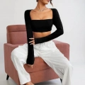 Kadın Siyah Uzun Kol Göğüs ve Sırt Dekolteli Crop Top Bluz – Şık, Rahat ve Kolay Kombinlenebilir