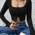 Kadın Siyah Uzun Kollu Agraflı Göğüs ve Göbek Dekolteli Crop Top Bluz – Şık, Rahat ve Kolay Kombinlenebilir
