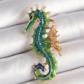 Pirinç Gold Renk Yeşil Deniz Atı Model Zirkon Taş Detay Kadın Broş