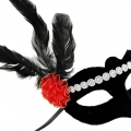 Siyah Renk Süet Kaplama Gümüş Dantelli Kırmızı Gül Tasarımlı Parti Maskesi 18x20 Cm