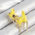 Zirkon Taşlı Fiyonk Detaylı 3D Sarı Ceylan Figürlü Gold Renk Kadın Broş
