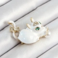 Zirkon Taşlı İnci Detaylı Beyaz 3D Kedi Figürlü Gold Renk Kadın Broş