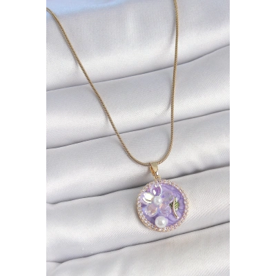 316L Çelik Gold Renk Zincir Zirkon Taşlı Mor Mineli Çiçek İşlemeli İnci Detay Portre Model Kadın Kolye