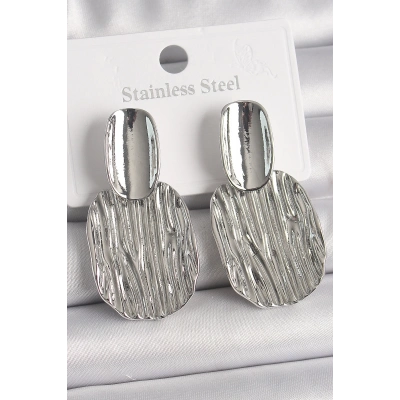 BFS Pirinç Gümüş Renk İşlemeli Kare Plaka Model Kadın Küpe