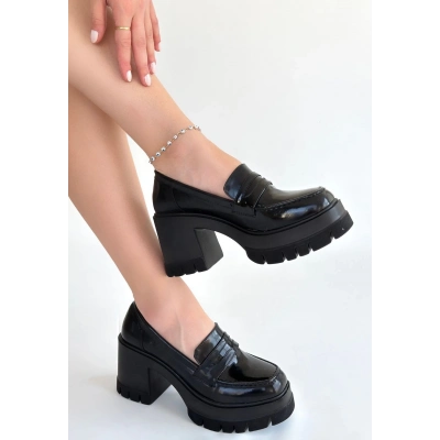 Janes Siyah Rugan Dolgu Topuk Ayakkabı