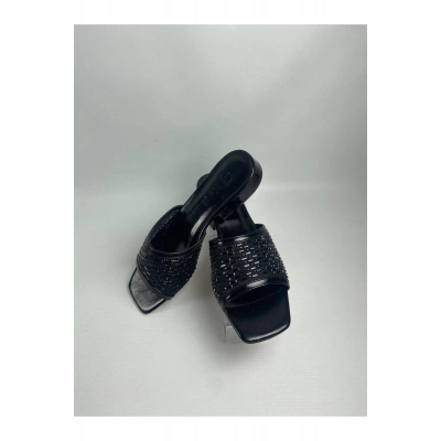 Ortu Siyah Cilt İşlemeli Terlik