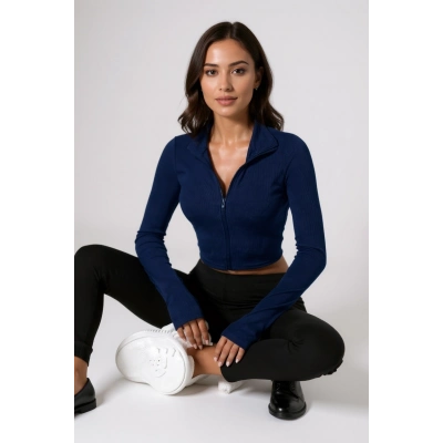 Kadın Lacivert Uzun Kol Fermuarlı Parmak Geçme Detaylı Dik Yaka Crop Top Bluz – Şık, Rahat ve Kolay Kombinlenebilir