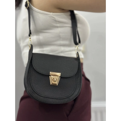 Klasik kapaklı siyah cilt çanta