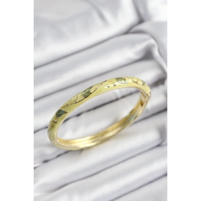 Mineli Pirinç Fıstık Yeşili Yaprak Motifli Gold Renk Kadın Kelepçe
