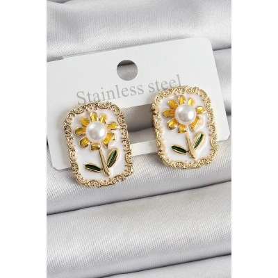 Pirinç Beyaz Mineli Papatya Figürlü Sanatsal Portre Model Gold Renk Kadın Küpe