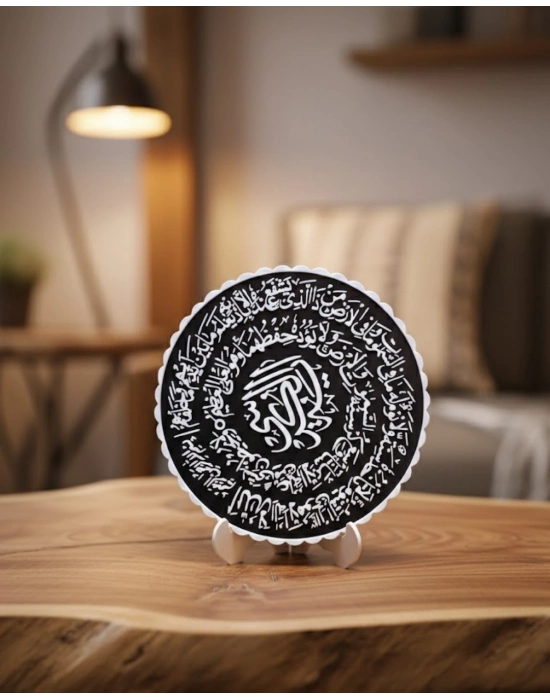 ® Ayetel Kürsi Siyah Zemin Üzeri Beyaz Yazılı Şık Masaüstü Pano