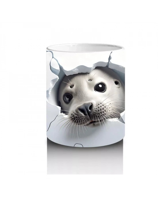 Beyaz Çatlak Duvar Arasında Sevimli Fok Balığı - Baskılı kahve kupası