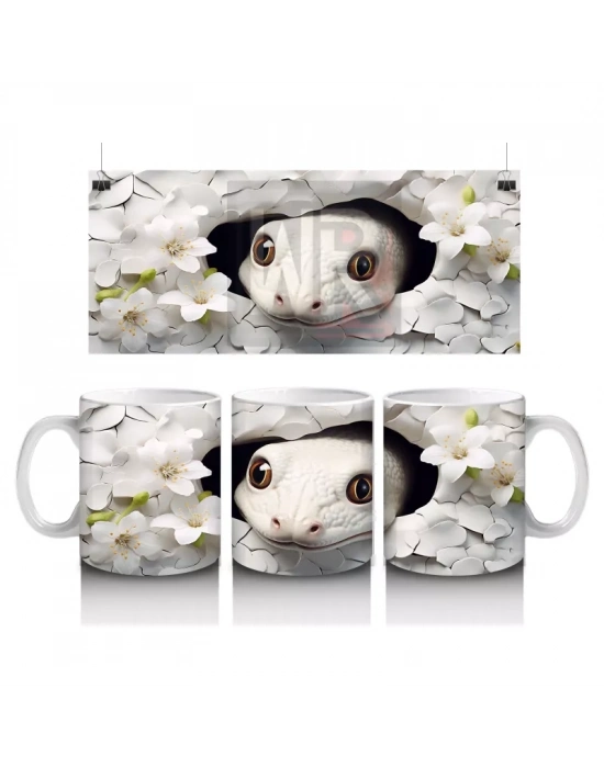 Beyaz Çiçekler Arasında Yumuşak Bakışlı Sürüngen Figürü - Baskılı kahve kupası