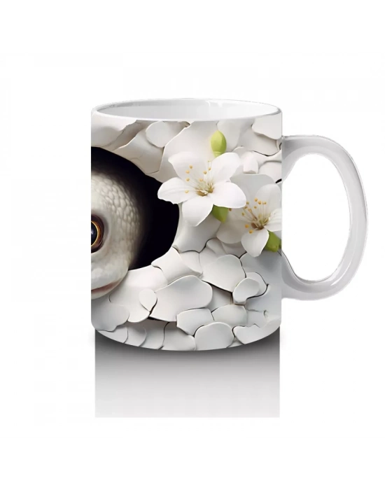 Beyaz Çiçekler Arasında Yumuşak Bakışlı Sürüngen Figürü - Baskılı kahve kupası