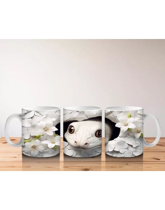 Beyaz Çiçekler Arasında Yumuşak Bakışlı Sürüngen Figürü - Baskılı kahve kupası