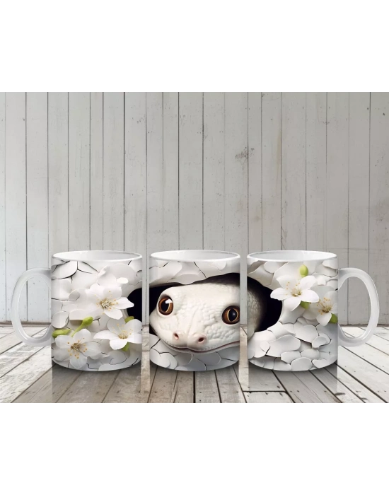 Beyaz Çiçekler Arasında Yumuşak Bakışlı Sürüngen Figürü - Baskılı kahve kupası