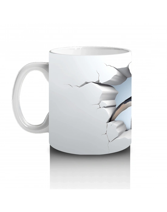 Çatlak Duvar Arasında Şaşkın Penguen – Baskılı Kahve Kupası