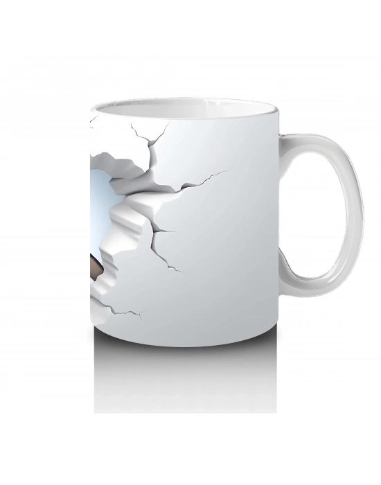 Çatlak Duvar Arasında Şaşkın Penguen – Baskılı Kahve Kupası