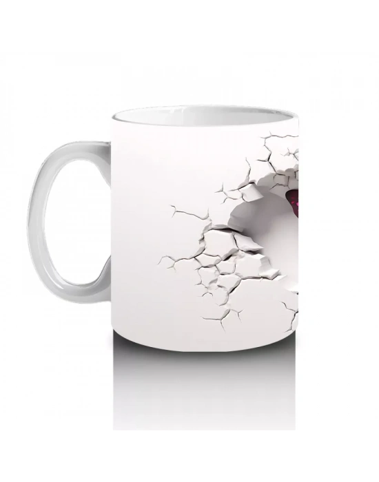 Çatlak Duvarda Parlayan Pembe Kelebek – Baskılı Kahve Kupası