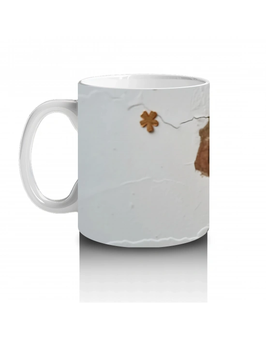 Çatlak Duvarda St. Patrick Şapkalı Sevimli Sincap – Baskılı Kahve Kupası