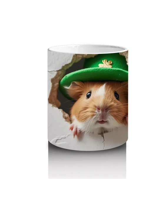 Çatlak Duvarda St. Patrick Şapkalı Sevimli Sincap – Baskılı Kahve Kupası