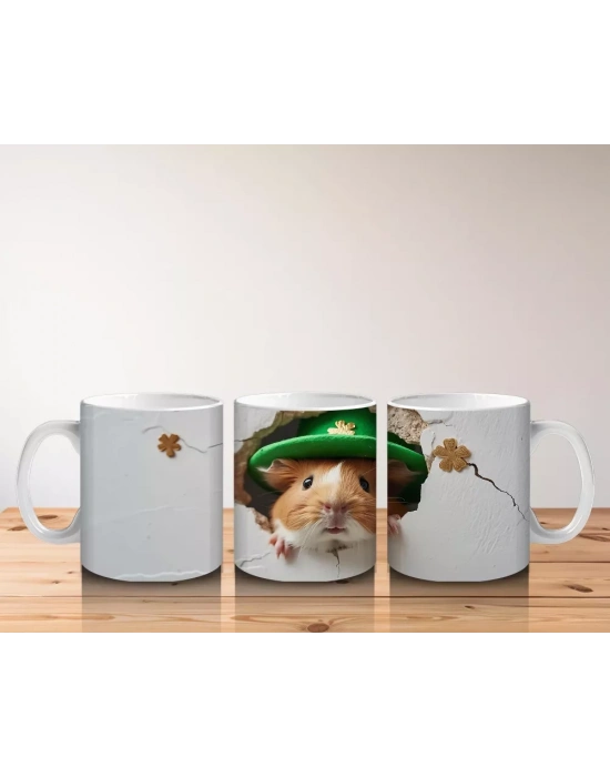 Çatlak Duvarda St. Patrick Şapkalı Sevimli Sincap – Baskılı Kahve Kupası