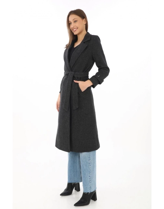 Balık Sırtı Kaşe Kaban – Uzun Boy Kruvaze Yaka Kuşaklı Astarlı Kışlık Tesettür Kaban, Yünlü Dokuma Kaşmir Kumaş, Cepli Rahat Oversize Kalıp Şık Modern Kaban Mont Modeli (Günlük ve Özel Gün Kombinlerine Uygun) - Siyah