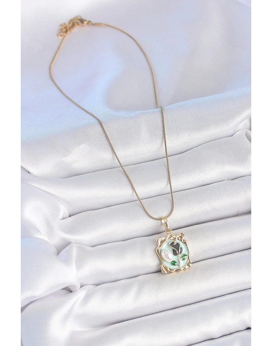 ® 316L Çelik Gold Renk Zincir Mavi Mineli Çiçek İşlemeli İnci Detay Portre Model Kadın Kolye