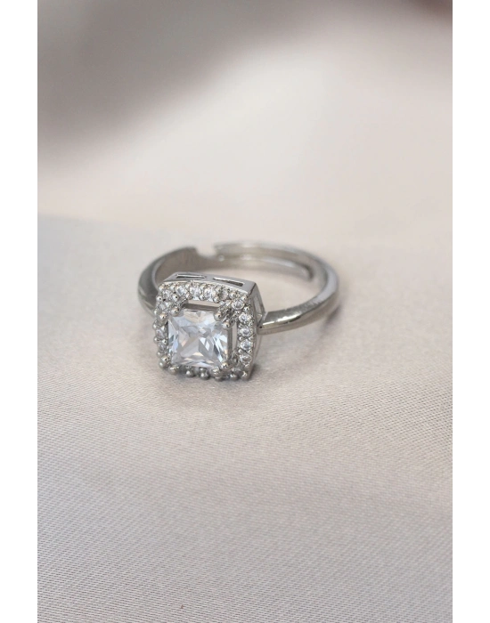 ® Gümüş Renk Baget ve Zirkon Taşlı Kare Yüzük