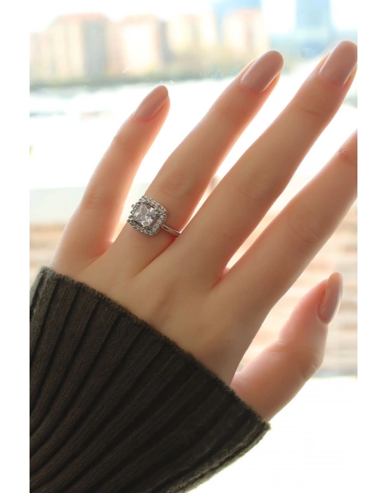 ® Gümüş Renk Baget ve Zirkon Taşlı Kare Yüzük