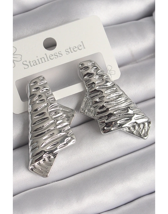 ® Pirinç Gümüş Renk İşleme Detaylı Katlanmış Kare Plaka Model Kadın Küpe