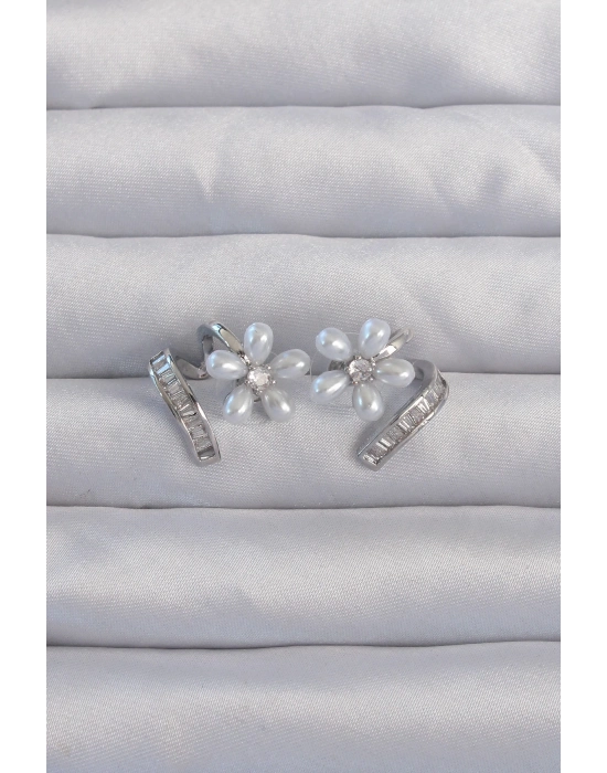 ® Pirinç Gümüş Renk Zirkon Taşlı Kıvrımlı İnci Çiçek Küpe