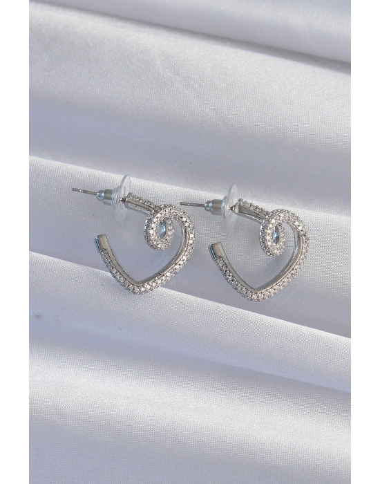 ® Pirinç Gümüş Renk Zirkon Taşlı Kıvrımlı Yarım Kalp Küpe