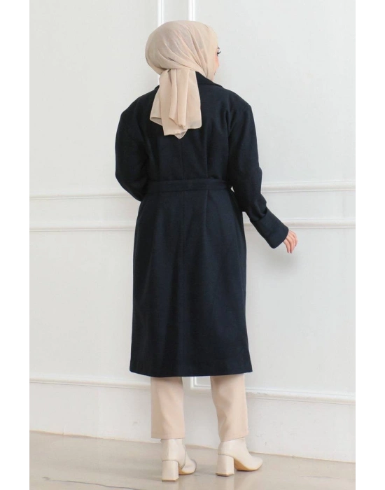 Kaşe Kaban – Uzun Boy Kruvaze Yaka Kuşaklı Tesettür Kaşe Kışlık Kaban, Astarlı Şık Yünlü Dokuma Oversize Rahat Kalıp Cepli Düğmeli Modern Kap Modeli - Lacivert