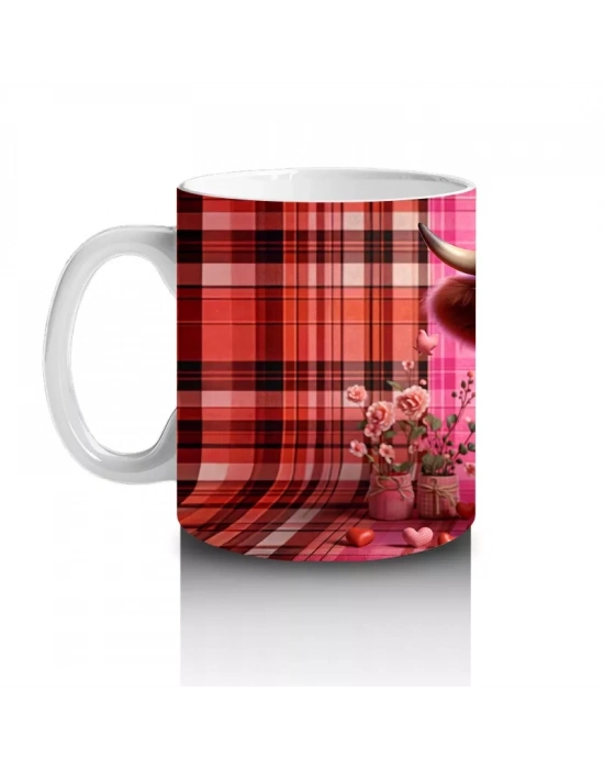 Ekose Zemin Üzerinde Kalpli Boynuzlu Sevimli İnek – Baskılı Kahve Kupası